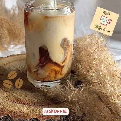 Ijskoffie: de Perfecte zomerse verfrissende cafeïnekick 7 Ijskoffie in glas